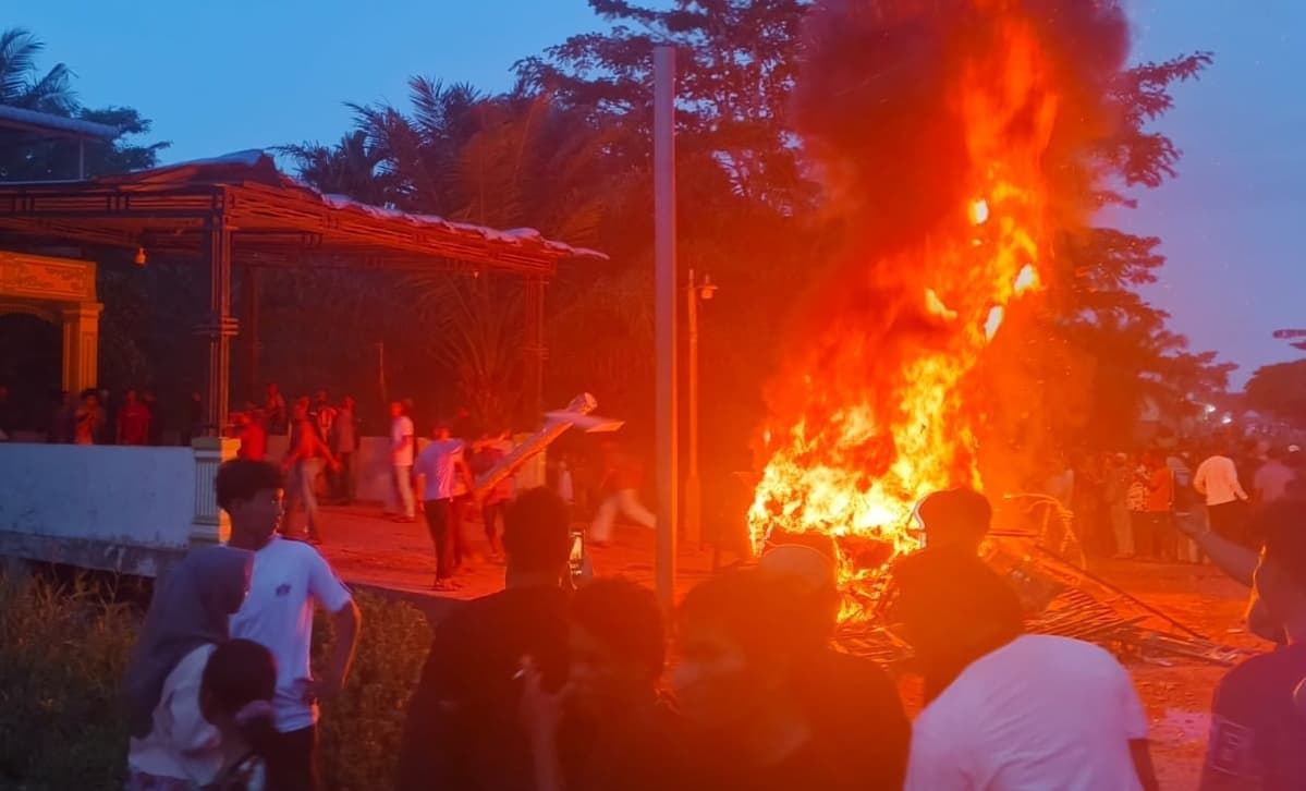Ricuh Demo Anti-Narkoba di Panipahan Rokan Hilir: Rumah Terduga Bandar Dibakar Massa, Kapolda Copot Dua Perwira Polisi